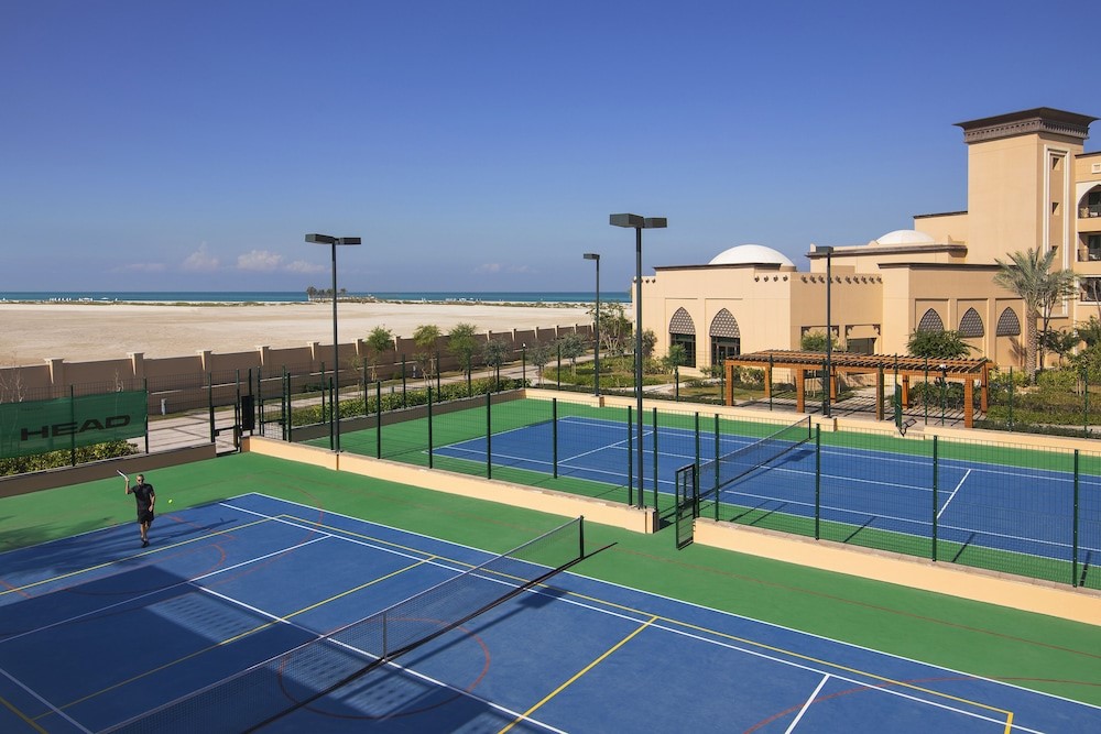 This image has an empty alt attribute; its file name is Saadiyat-Rotana-Tennis-Courts-Experience-Abu-Dhabi.jpg